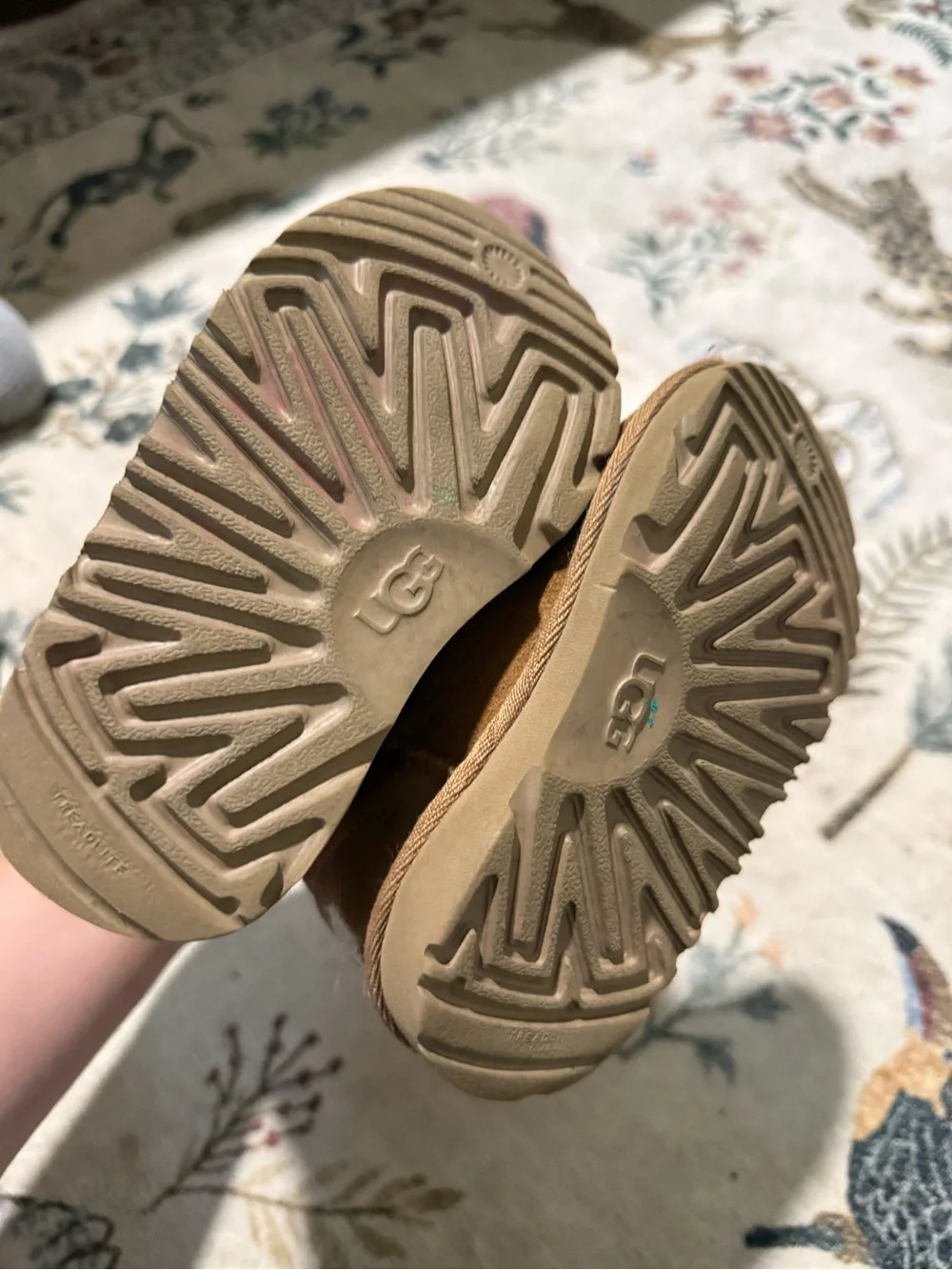 Ugg Chestnut Suede Shearling-Lined Kids Boots size 7